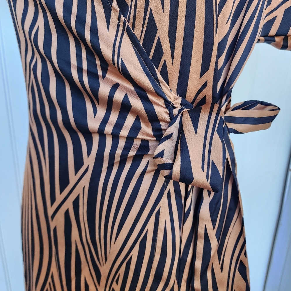 Joie De Vivre Womens Wrap Satin Dress Geo Print Tan Black Short Sleeve Sz M - Picture 4 of 15